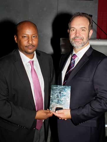 Dahabshiil Group CEO Abdirashid
Duale receives his companys refugee
communities changemaker award from
an ARC official in Minnesota.