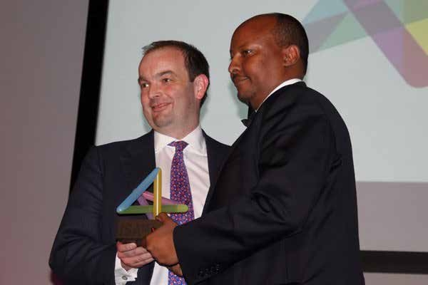 Britain's Minister for Africa, James Duddridge, presents Dahabshiil CEO
Abdirashid Duale with the Business of
the Year award at the international
Somali Awards gala.